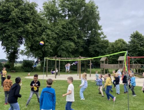 Neues Spielgerät für den Pausenhof und Preisverleihung der Aktion „Autofrei“