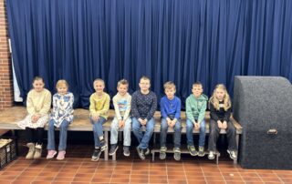 Die stolzen Gewinnerinnen und Gewinner des diesjährigen Malwettbewerbs.