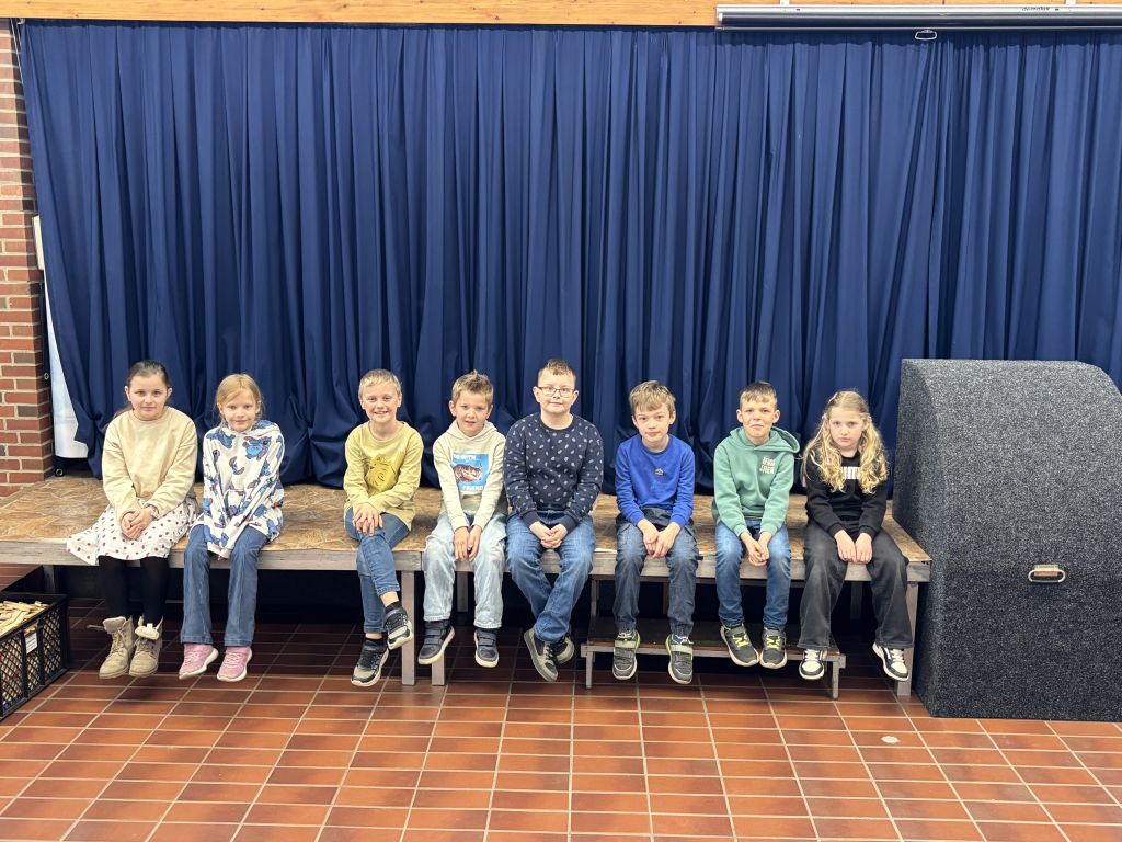 Die stolzen Gewinnerinnen und Gewinner des diesjährigen Malwettbewerbs.