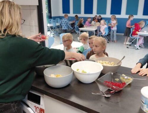 Lecker und gesund: Obstsalat in der Klasse 1b