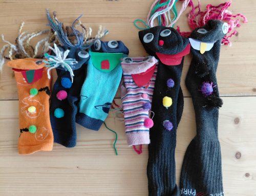 Erstklässler präsentieren ihre Sockenmonster