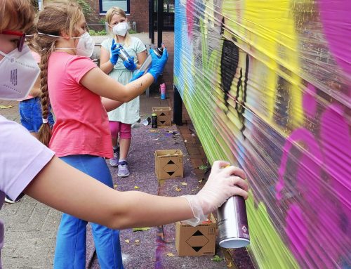 Kreativ im Ganztag: Ein riesiges Graffiti entsteht